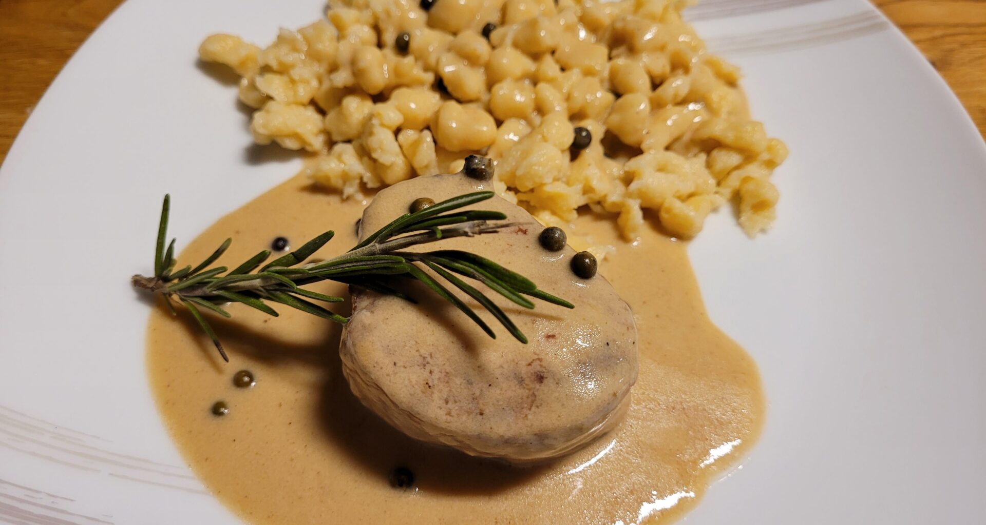 Schweinelendchen mit Spätzle an Pfefferrahmsoße