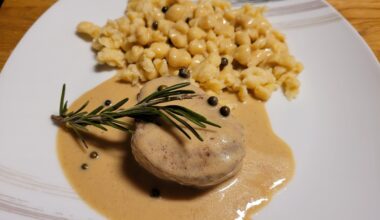 Schweinelendchen mit Spätzle an Pfefferrahmsoße