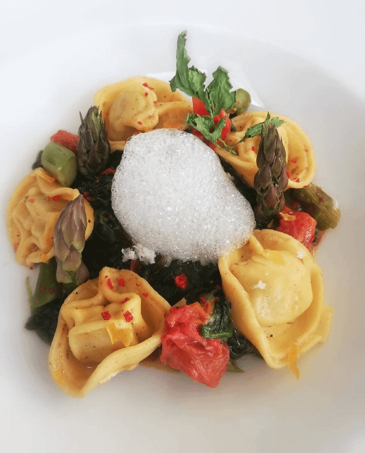 Spinat-Ricotta Tortellini, grünee Spargel, sautierter Spinat, geschmolzene Tomaten, dehydrierte Habanero, Basilikumschaum