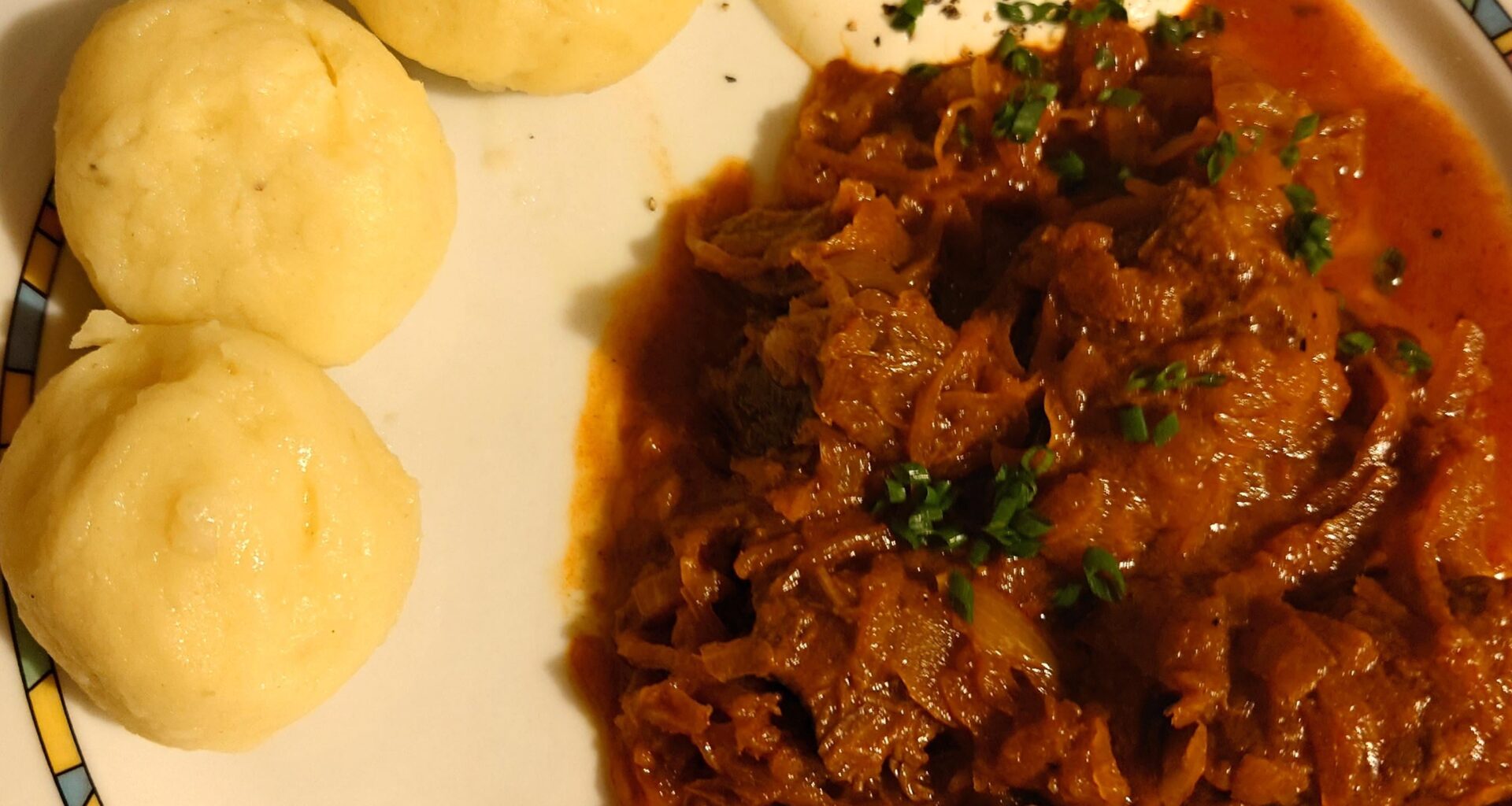 Szegediner Gulasch mit Kartoffelklößen