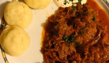 Szegediner Gulasch mit Kartoffelklößen