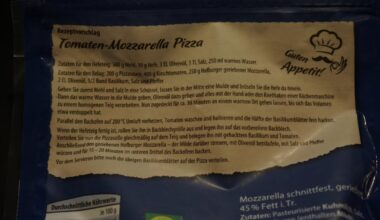 Pizza machen nach Rezeptvorschlag auf der Mozzarellapackung. erster Versuch - ein Erfolg