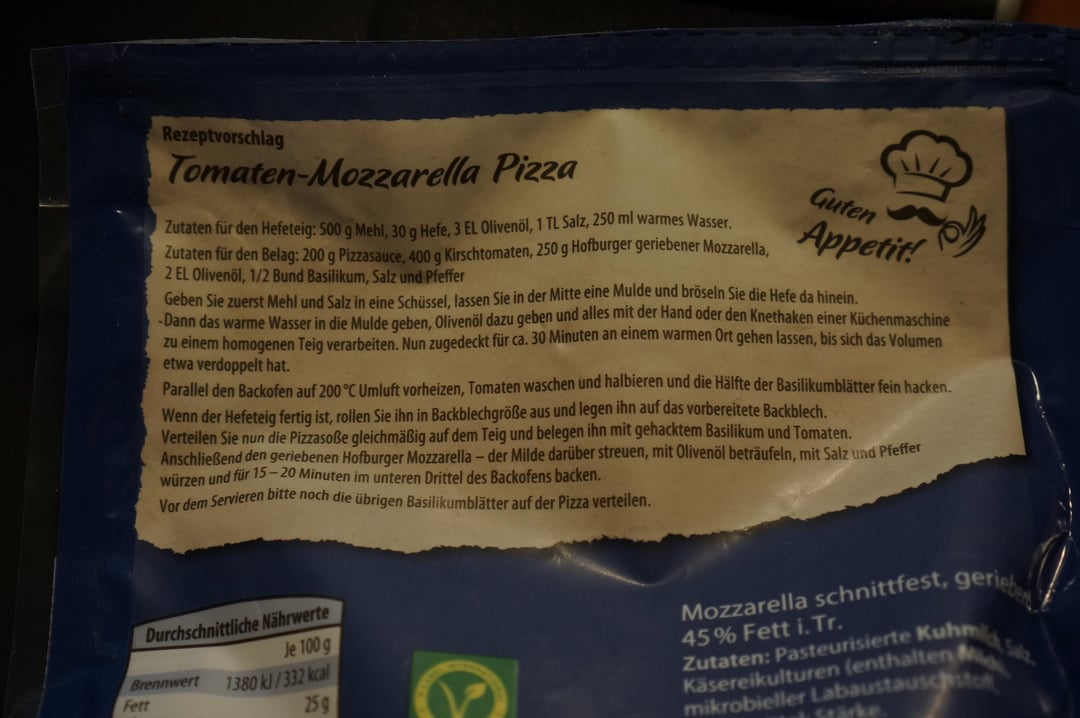 Pizza machen nach Rezeptvorschlag auf der Mozzarellapackung. erster Versuch - ein Erfolg