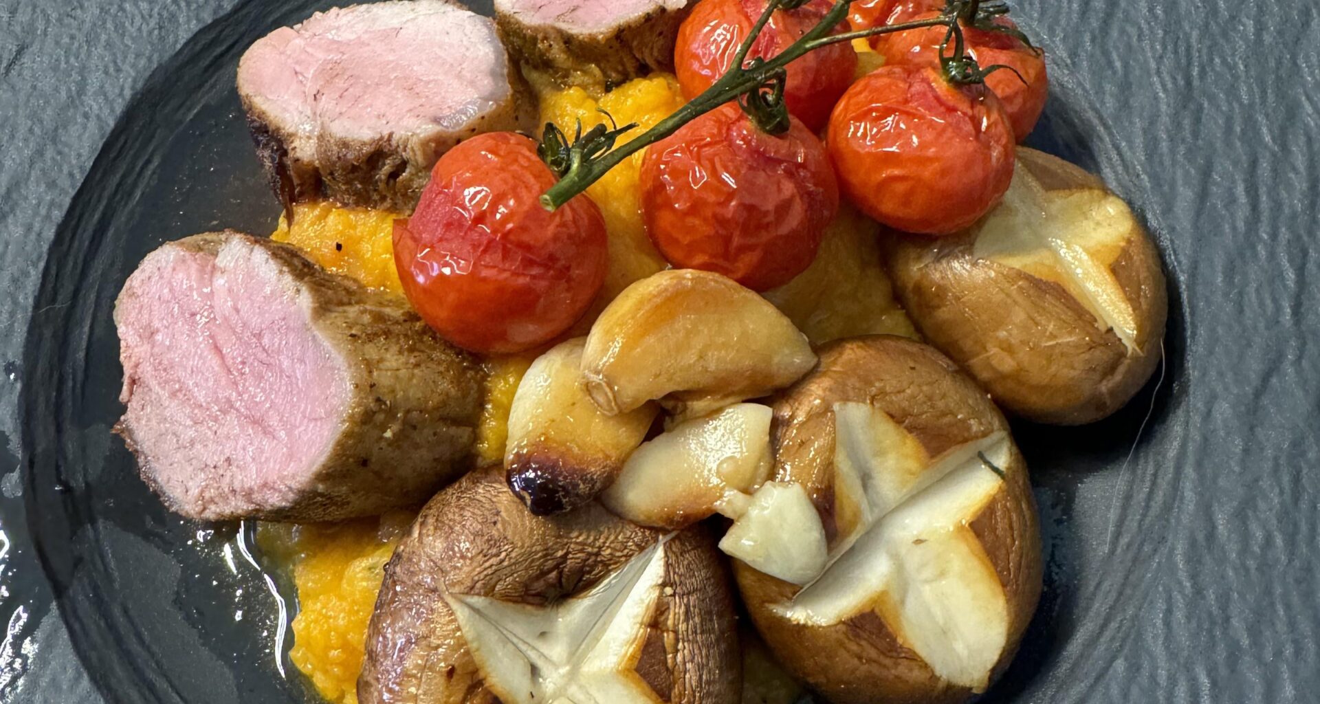 Schweinefilet auf Süßkartoffelstampf mit Tomaten und Pilzen