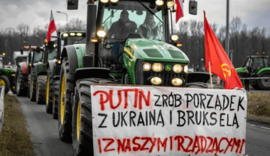 Polish farmers with a Soviet flag on the Ukrainian border. The banner reads: "Putin, bring order to Ukraine, Brussels and our government".