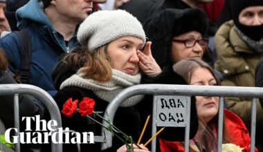 Hundreds gather for Alexei Navalny funeral amid heavy police presence