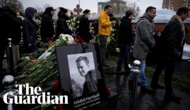 Navalny funeral: huge crowds pay tribute to Russian opposition leader