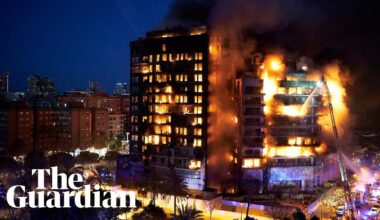 Valencia: firefighters rescue residents while flames engulf apartment block