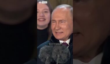 Crowds cheer Vladimir Putin in Moscow