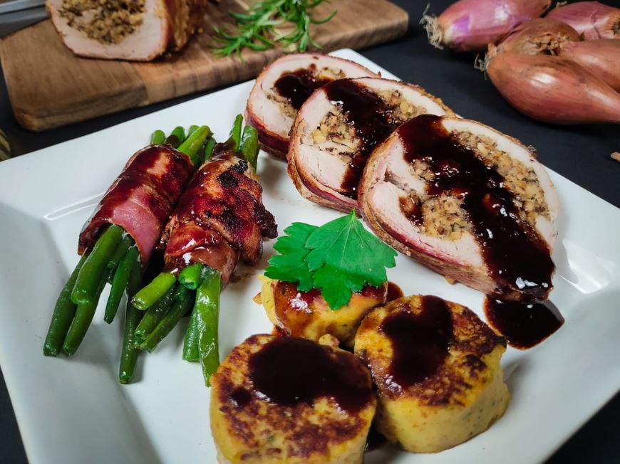 Schweinefilet mit einer Pilz-Nuss-Füllung mit Macaire-Kartoffeln und Bohnen im Speckmantel