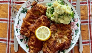 Schnitzel und Kartoffelsalat