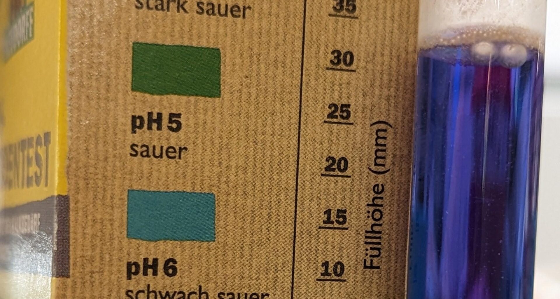 Mein Rasen ist seit Mitte letzten Sommer sehr licht und wächst fast gar nicht mehr - PH Test sagt >7 - was tun?