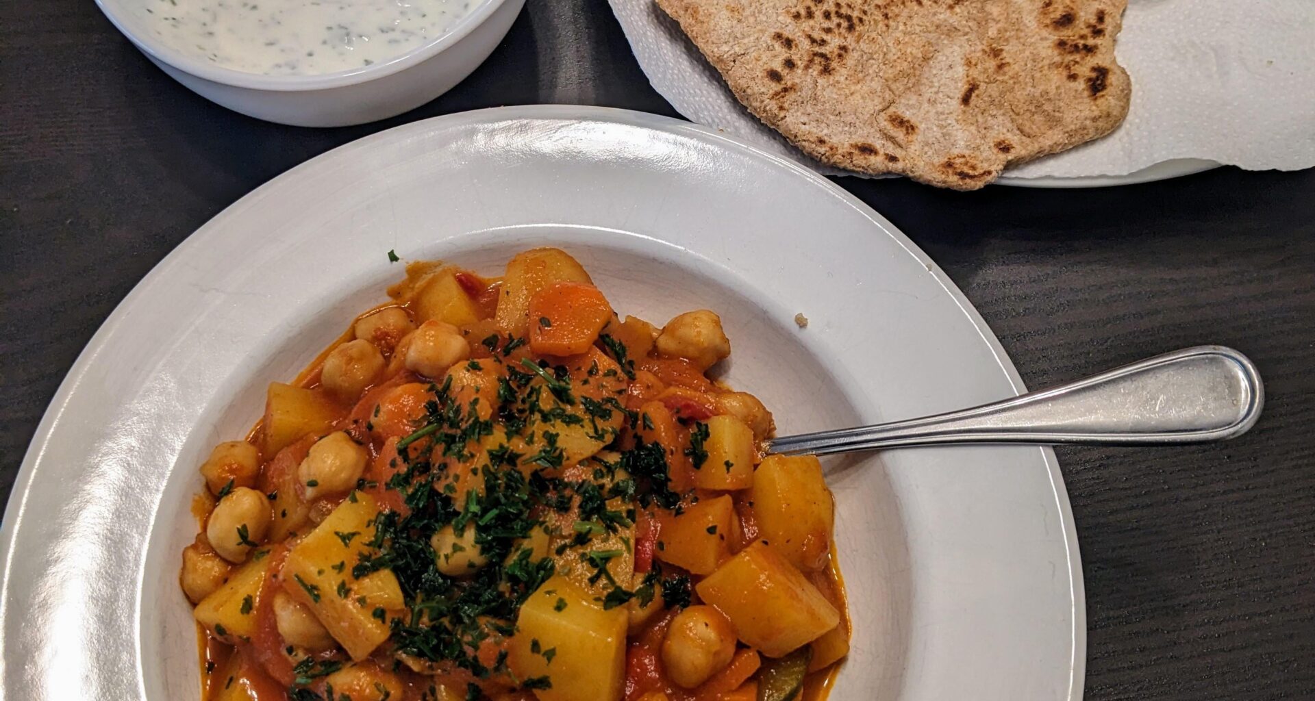 Kartoffel-Kichererbsen-Curry mit Vollkornpfannenbrot und Joghurtdip