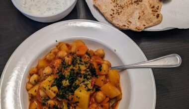 Kartoffel-Kichererbsen-Curry mit Vollkornpfannenbrot und Joghurtdip