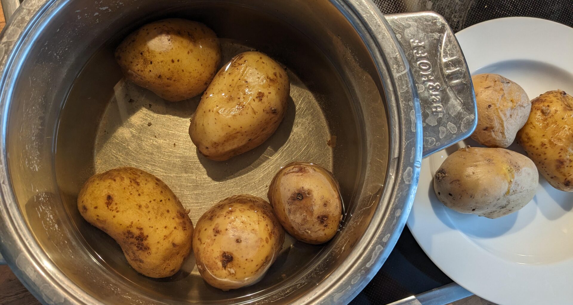 Kartoffelwasser im Gießwasser, wie viel bringt es?