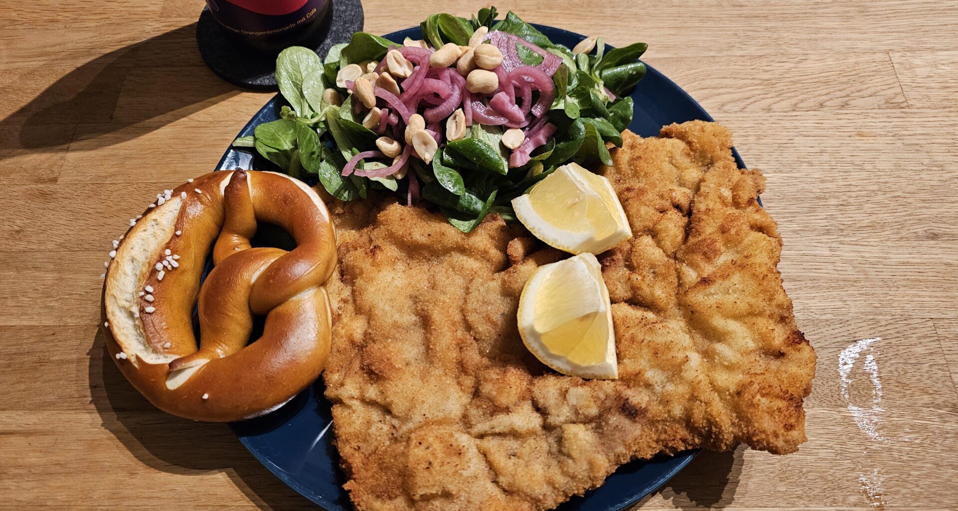 Schweineschnitzel mit Feldsalat und frischer, selbstgemachter Brezel.