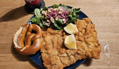 Schweineschnitzel mit Feldsalat und frischer, selbstgemachter Brezel.