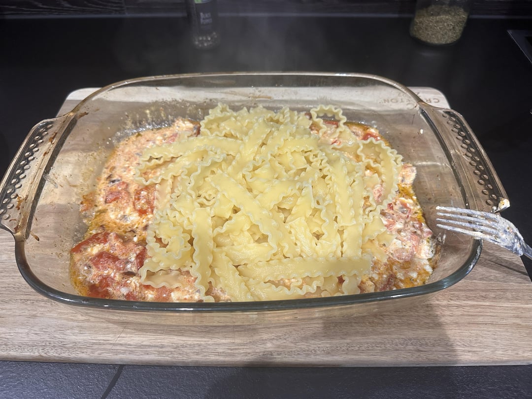 Pasta mit Feta, Tomaten, Pinienkerne und Knoblauch