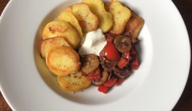 Bratkartoffeln, Rotwein Gemüse und Knoblauch Schmand