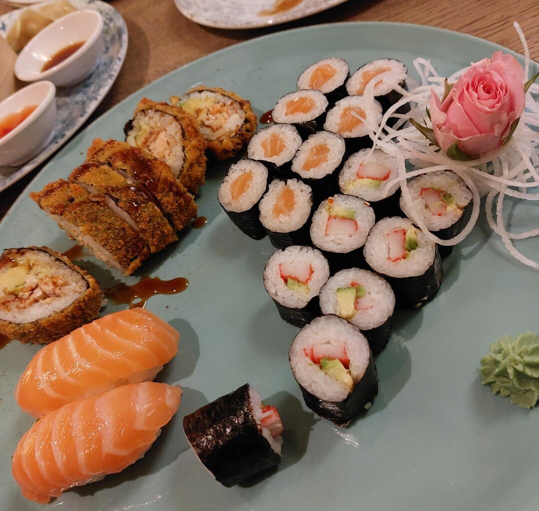 Sushi, Teigtaschen und frittierte Garnelen