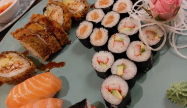 Sushi, Teigtaschen und frittierte Garnelen