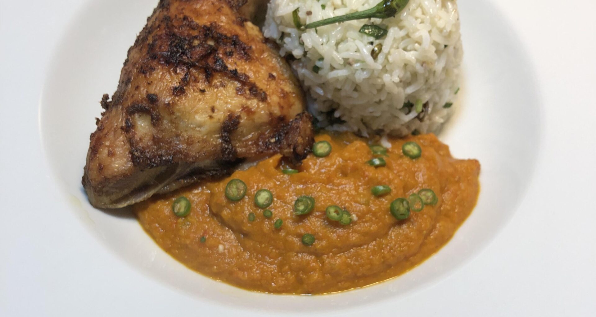 Hähnchen Keule mit Tandori Masala, gebratenen Chilli-Basmatireis und Korma Kokos Curry.