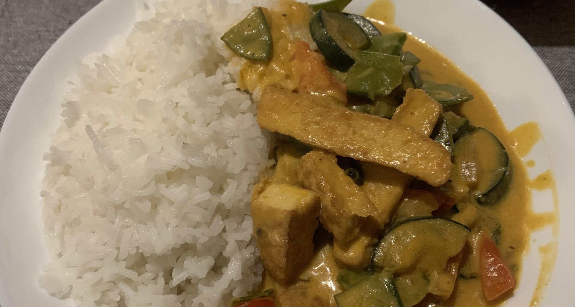 Schnelles, rotes Thai Curry mit Tofufilet, Gemüsevariation und Basmati-Reis