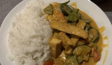 Schnelles, rotes Thai Curry mit Tofufilet, Gemüsevariation und Basmati-Reis