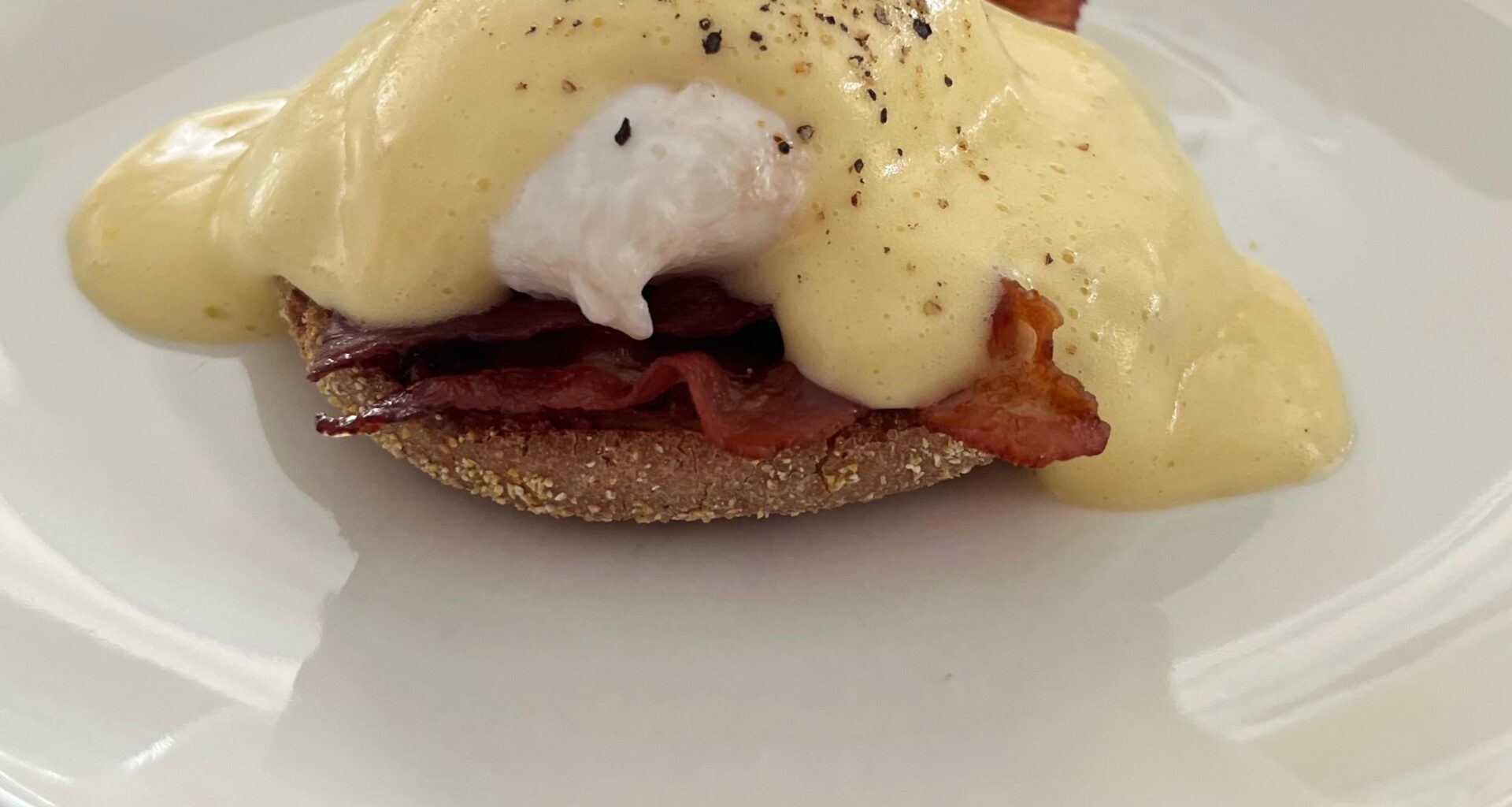 Eier Benedict zum Osterfrühstück