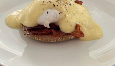 Eier Benedict zum Osterfrühstück