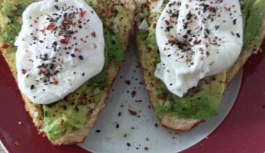 Avocadobrötchen mit Ei