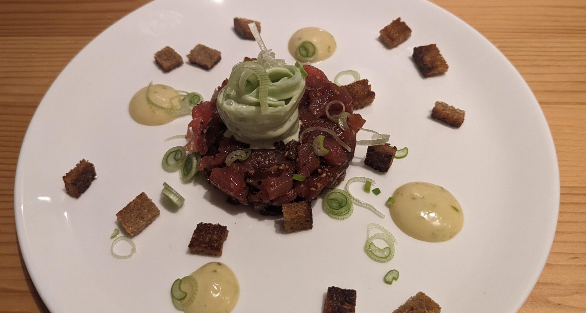 Thunfisch-Tartar mit Wasabi-Gurke, Limonen-Mayo und Brot-Krachern