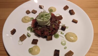 Thunfisch-Tartar mit Wasabi-Gurke, Limonen-Mayo und Brot-Krachern