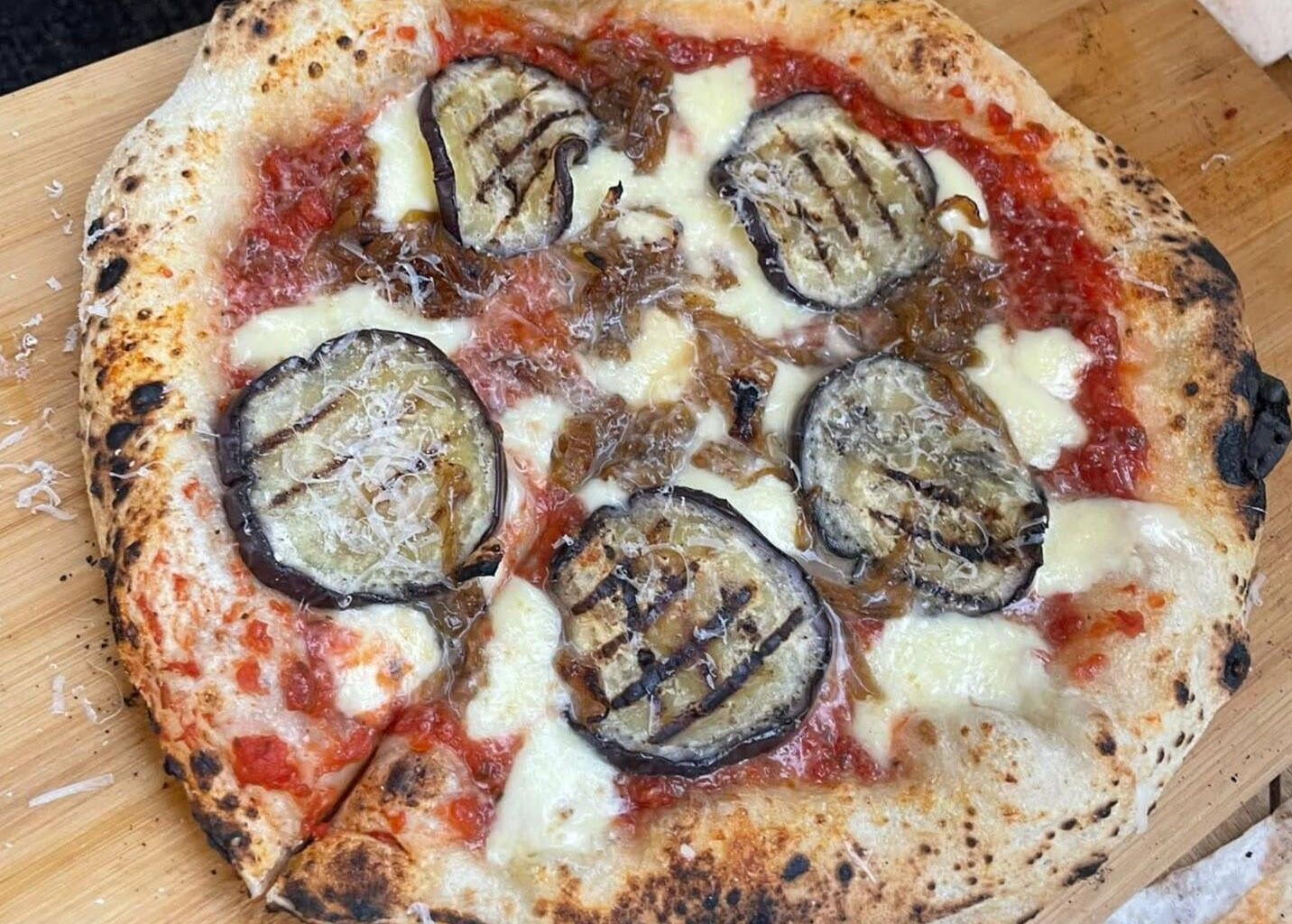 Pizza mit gegrillter Aubergine und karamellisierten Zwiebeln aus dem Gas-Pizzaofen