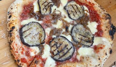 Pizza mit gegrillter Aubergine und karamellisierten Zwiebeln aus dem Gas-Pizzaofen