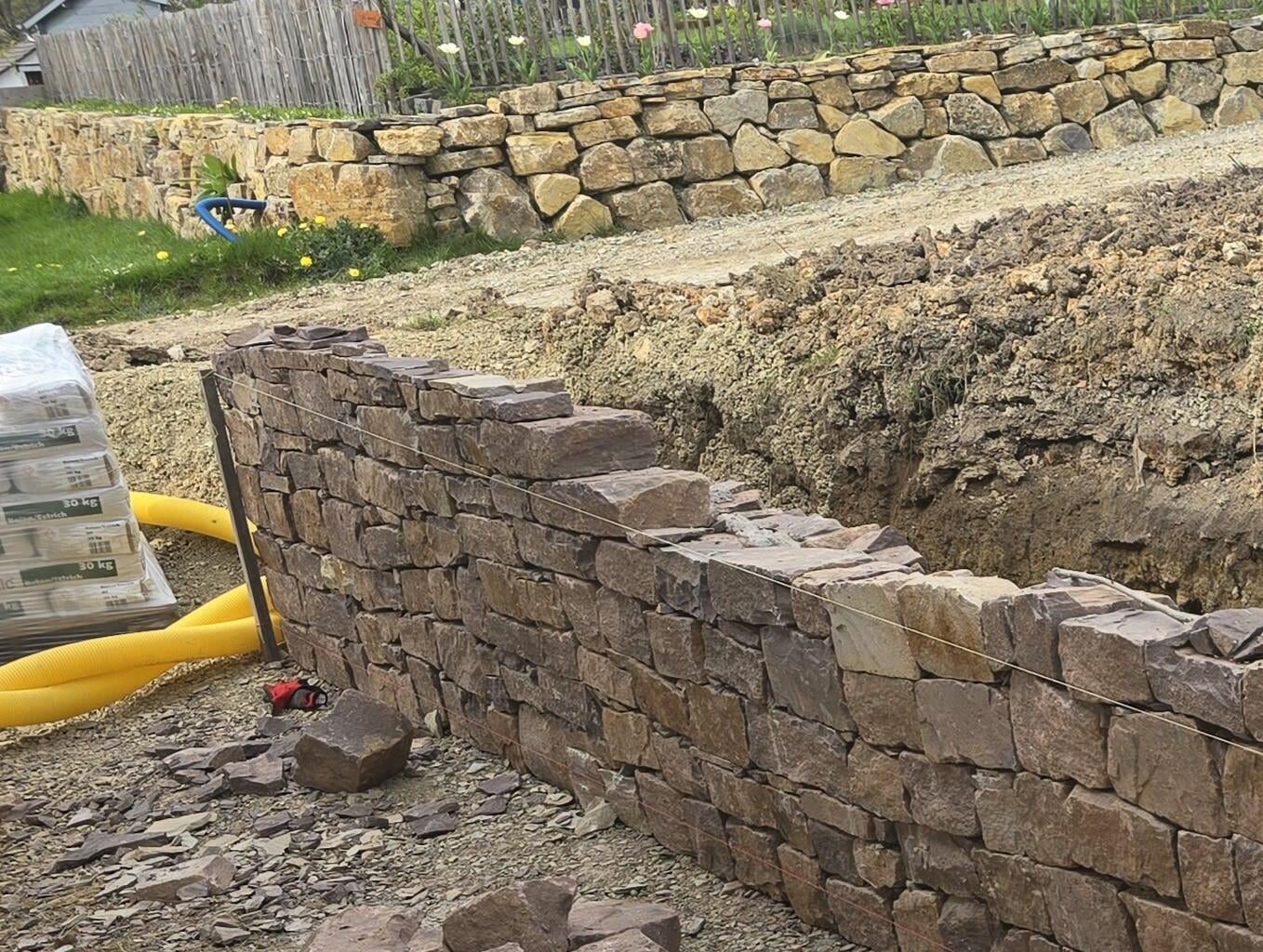 Natursteinmauer Fundament