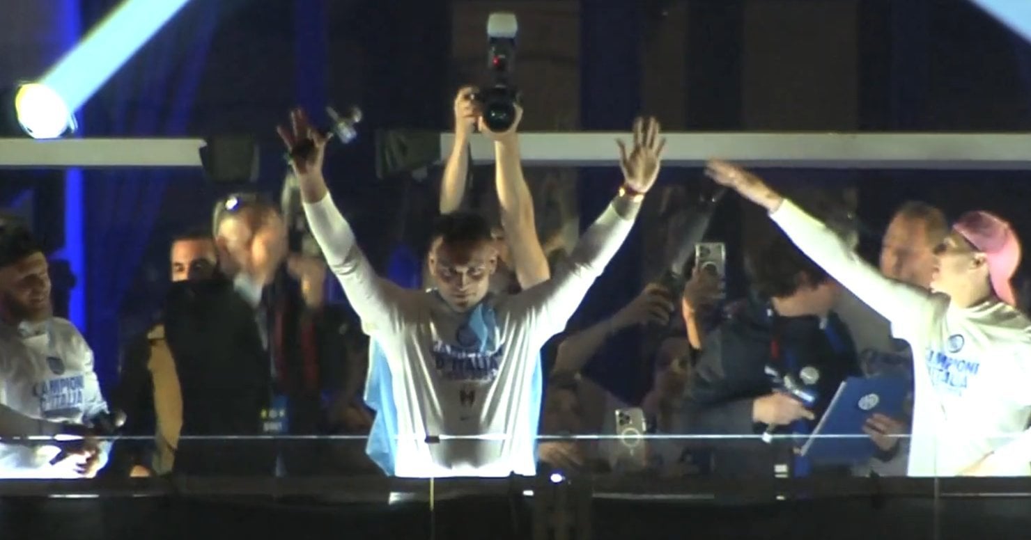 [Mari] The players words on the balcony of Piazza Duomo: (Lautaro): “Thank you, thanks everyone. You have been very important for us, this title is yours too, you were the extra man. I want to thank all my teammates, the managers, the families. Now is the time to enjoy this. Nobody sleeps today!”