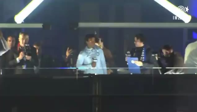 [Inter Xtra] Juan Cuadrado jumping and dancing to “CHI NON SALTA BIANCONERO È È” (“Who doesn’t jump is black and white” [Juventus])