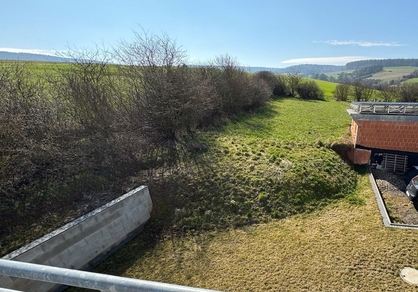 Das Haus was wir gekauft haben hat einen kleinen Hügel im Garten. Was damit tun?