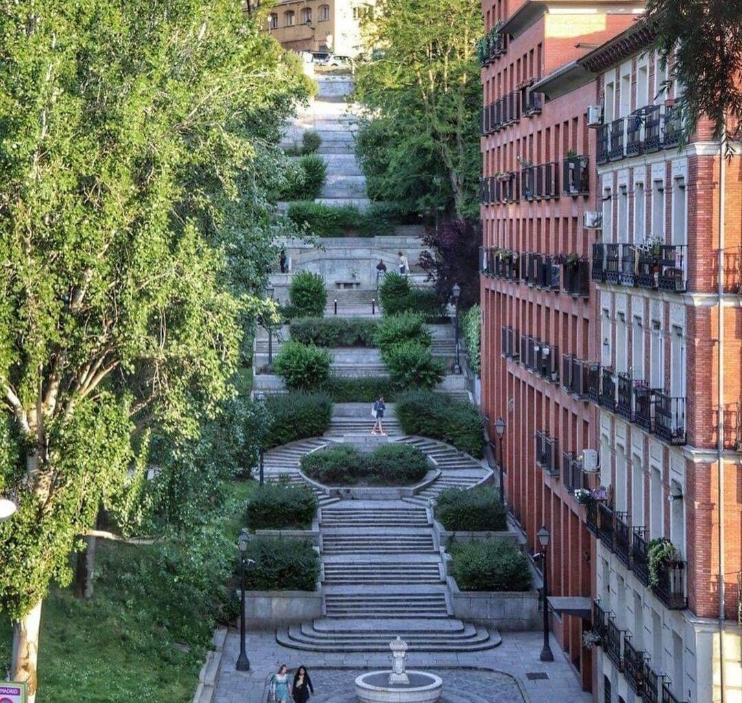 Madrid, Cuesta de los Ciegos.
Madrid, Sightless Steps.