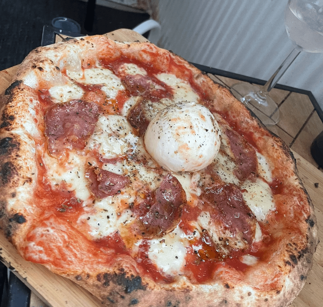 Pizza mit Fenchelsalami und Burrata aus dem Pizzaofen