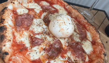 Pizza mit Fenchelsalami und Burrata aus dem Pizzaofen