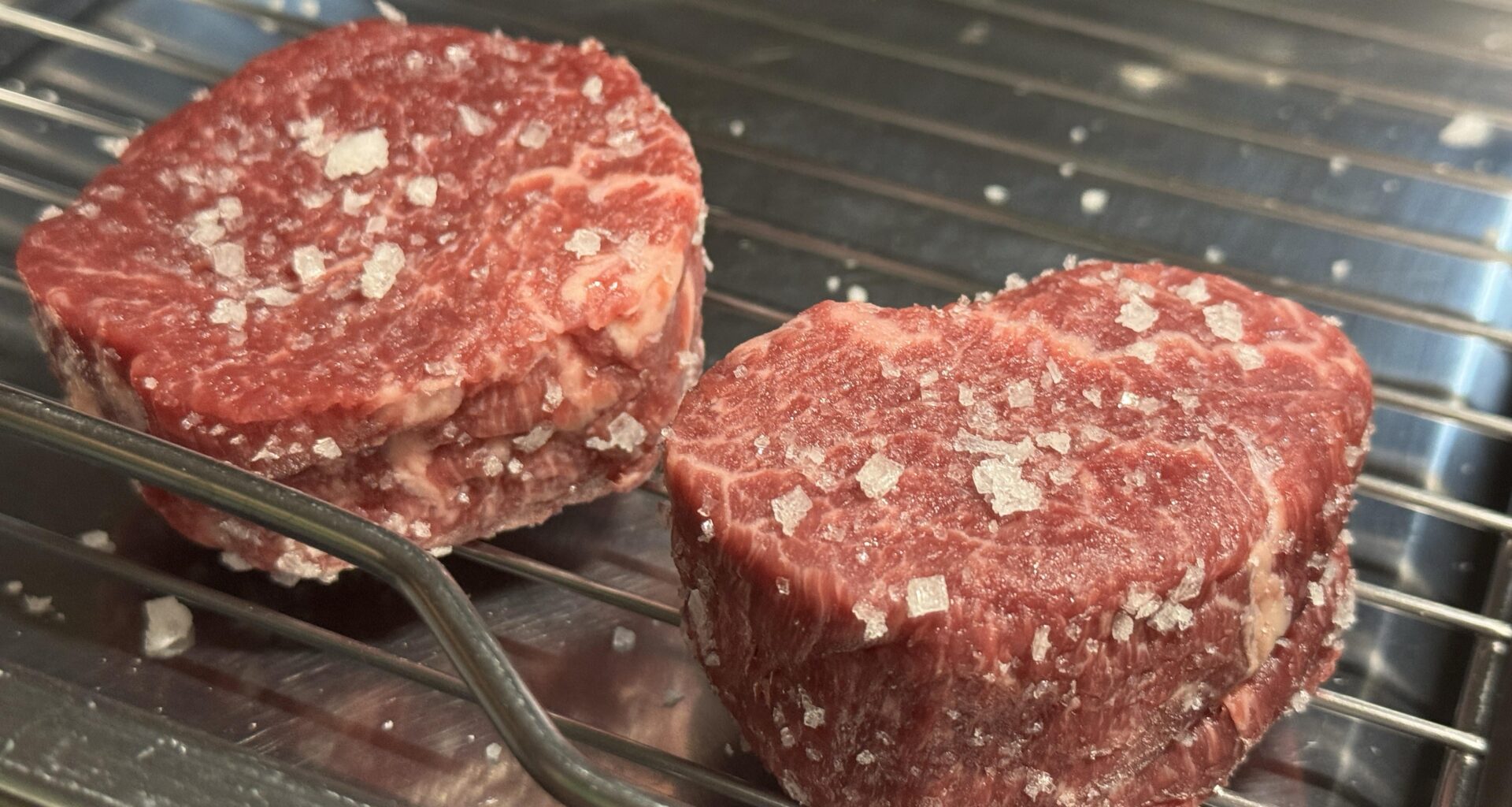 Filetsteaks, gesalzen mit Fleur de Sel, gehen nun über Nacht in den Kühlschrank