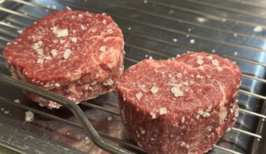 Filetsteaks, gesalzen mit Fleur de Sel, gehen nun über Nacht in den Kühlschrank