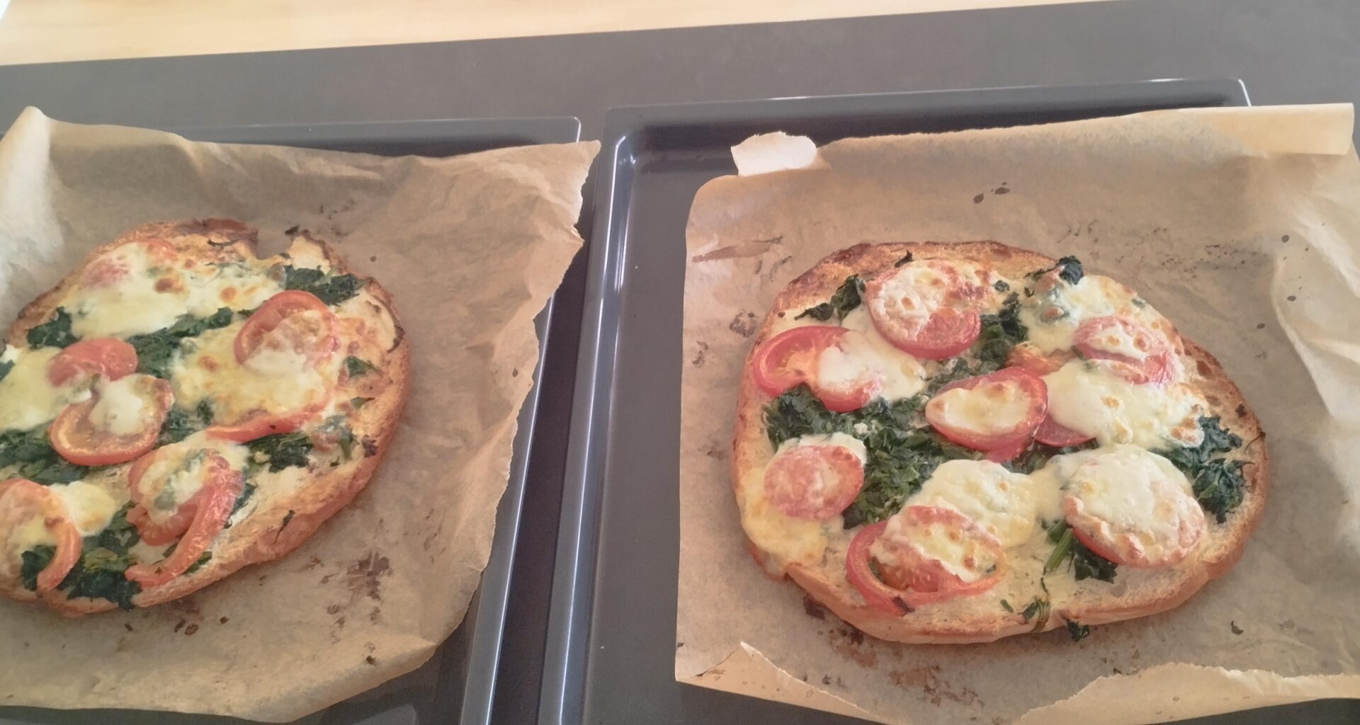 Fladenbrot"pizza". :)