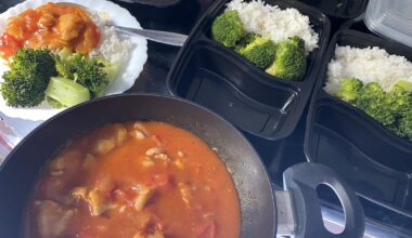 Meal Prep 2 - Hähnchen in Tomatensoße, Jasminreis, Broccoli