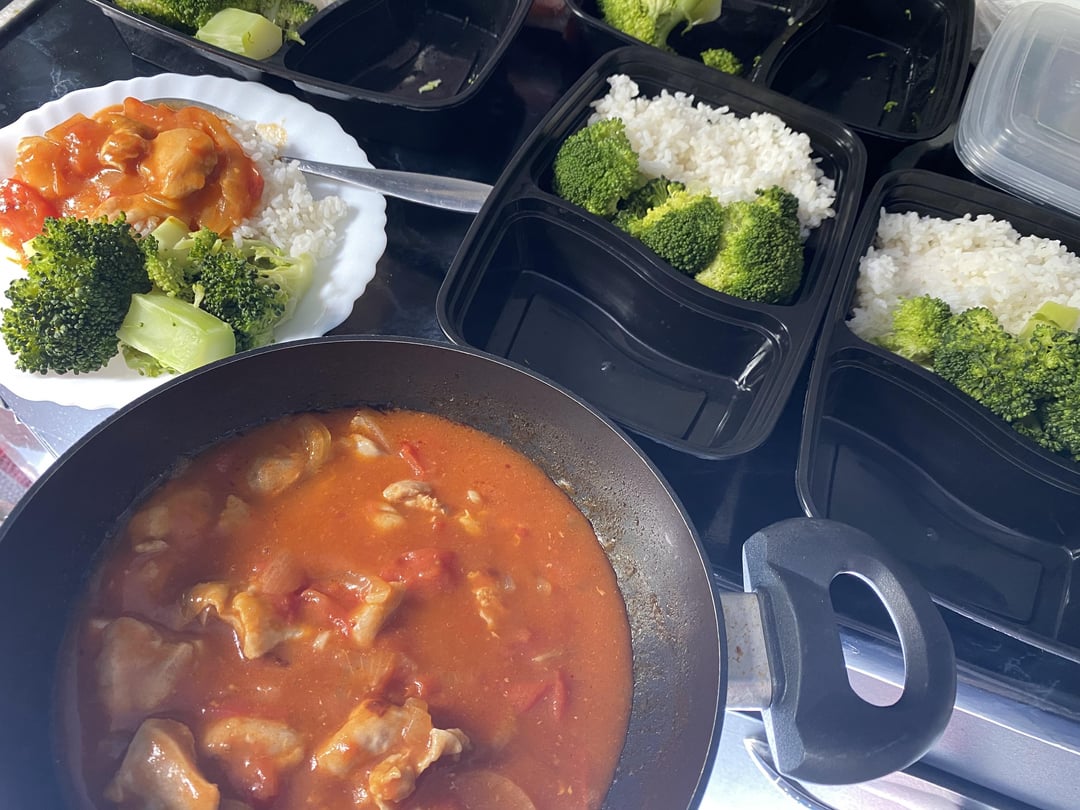 Meal Prep 2 - Hähnchen in Tomatensoße, Jasminreis, Broccoli