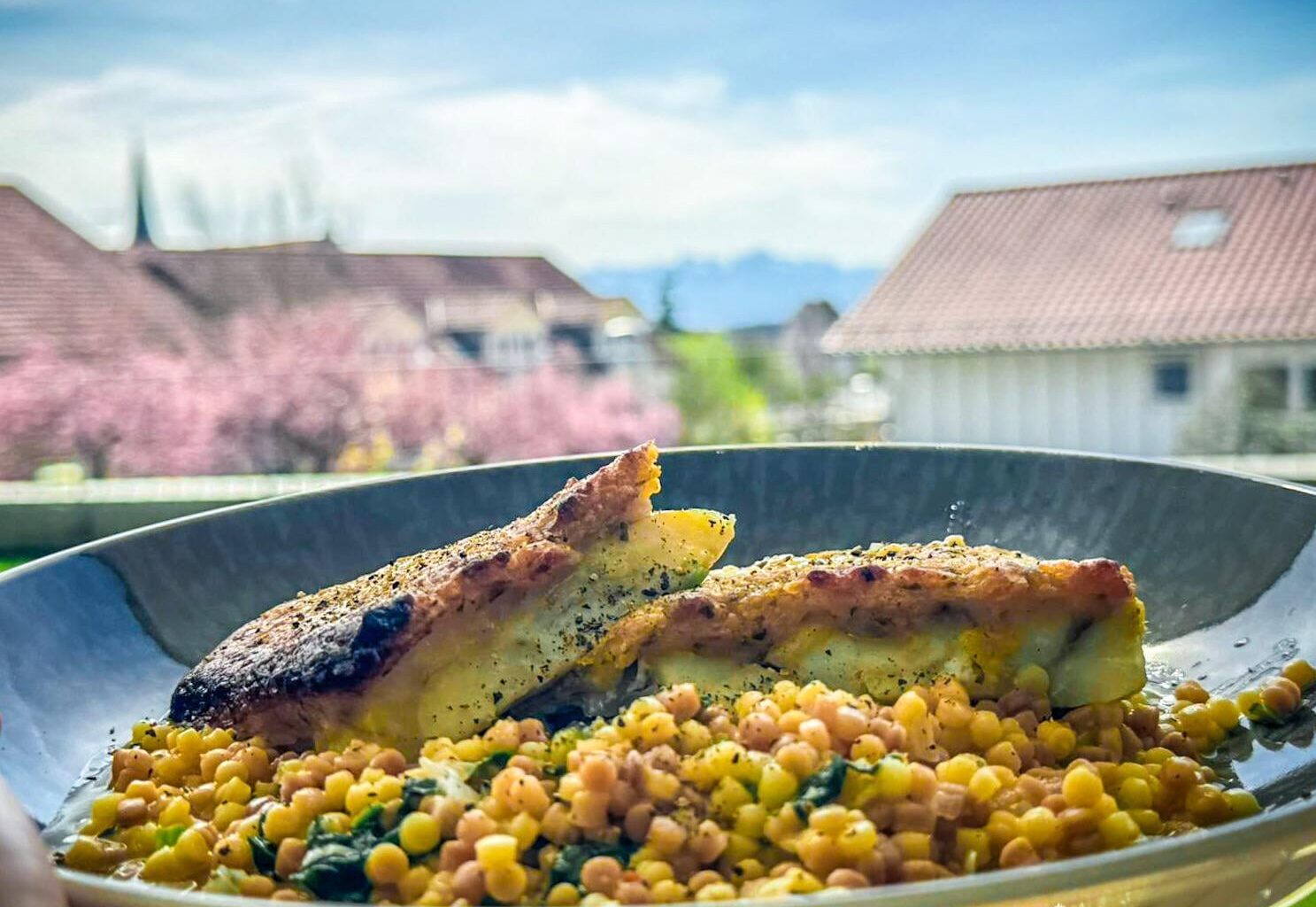 Fregola Sarda mit Bärlauch trifft Fischfilet mit Knusperkruste