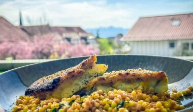 Fregola Sarda mit Bärlauch trifft Fischfilet mit Knusperkruste