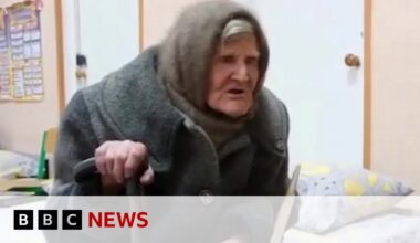 Ukraine war: 98-year-old Ukrainian says she walked miles alone through Russian territory | BBC News